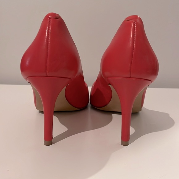 VINCE CAMUTO Ressamae Leather Pump Heel (in Tango Red - Size 6) - Picture 4 of 8
